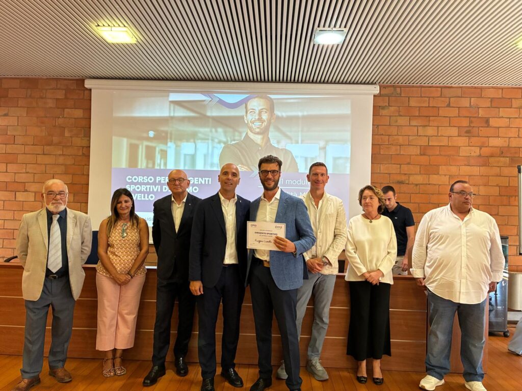 Ruggiero Lanotte mostra l’attestato di Dirigente Sportivo OPES al Centro Giulio Onesti