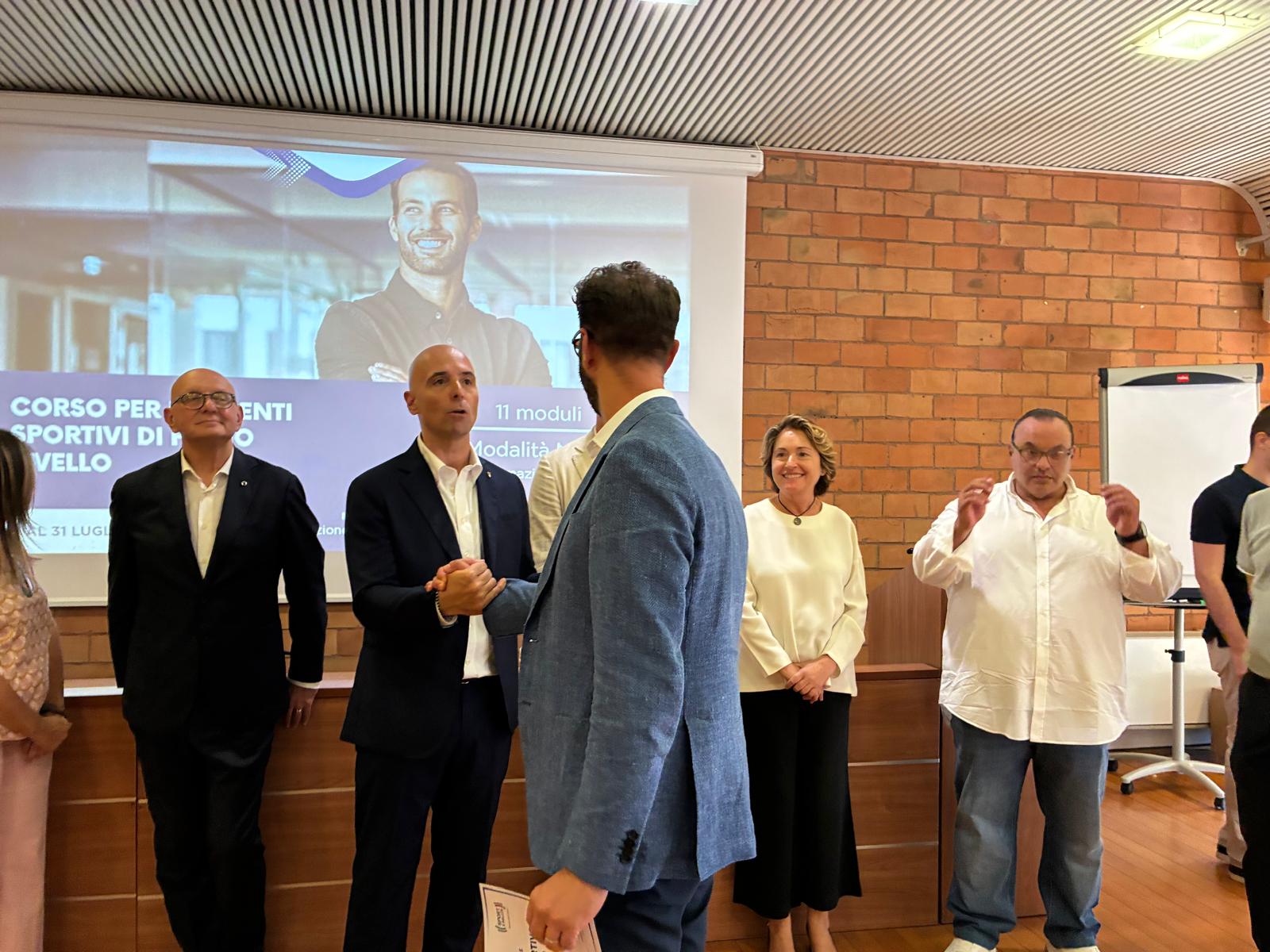 Ruggiero Lanotte durante la consegna dell’attestato di Dirigente Sportivo OPES a Roma